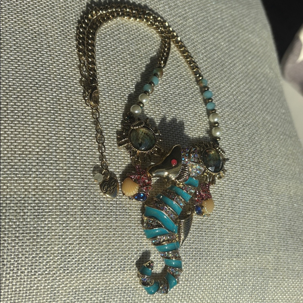 Betsey Johnson seahorse necklace - Picture 4 of 7